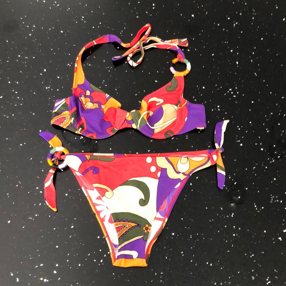 Bikini - Picture 1 of 4